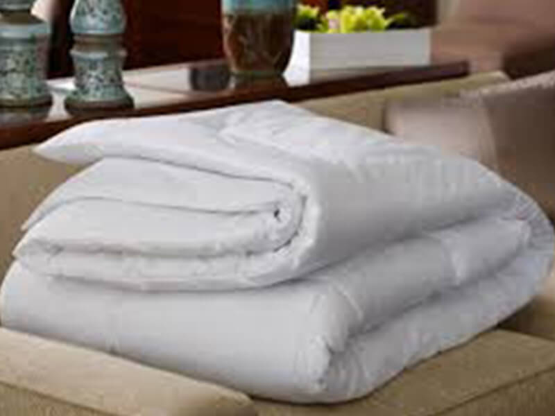 queen bed plain quilt